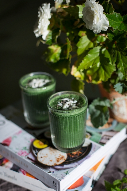 Banánovo ananasové smoothie se spirulinou